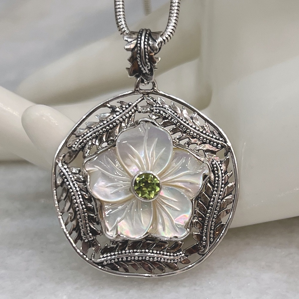 Mother of Pearl Hebei Peridot Sterling Silver Floral Pendant 20” Necklace